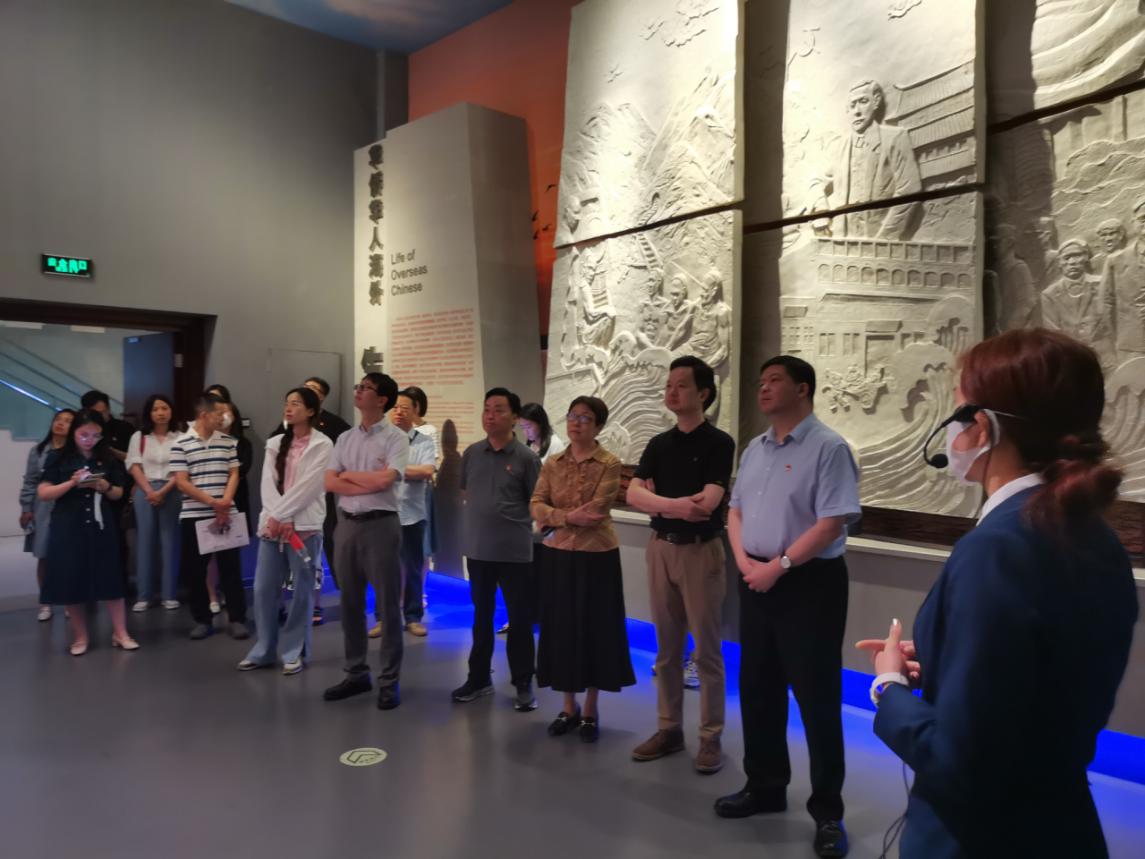 参观华博集体观看合照