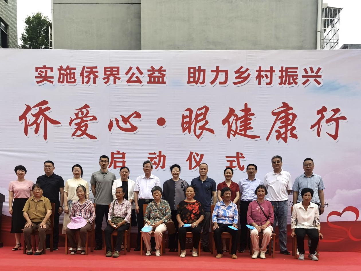 出席领导和已术患者合影