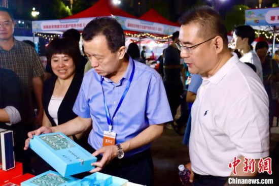 嘉宾参观美食展区。 林榕生 摄