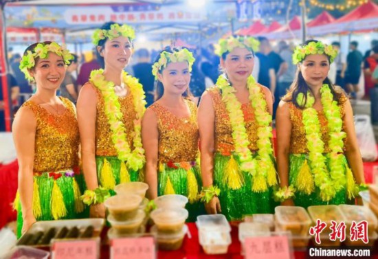 商家身着风情服饰。 吴允杰 摄