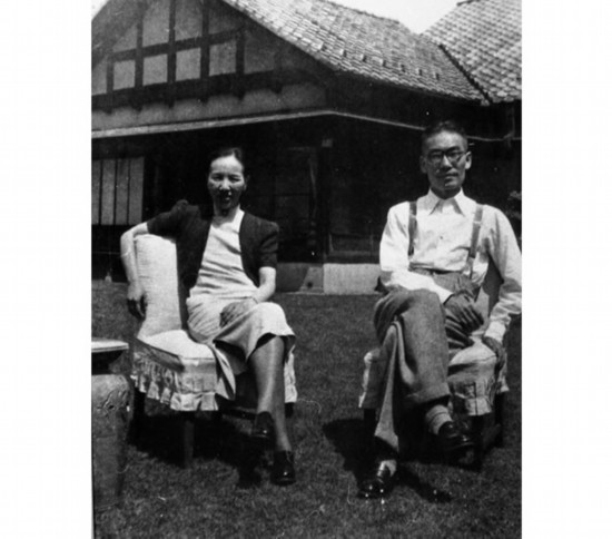 冰心吴文藻在日本住宅前合影(1947).jpg