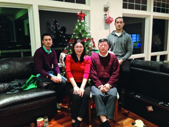 2013Xmas 黄晓枫全家照2014年元月(太太田畦-美国威斯康星大学生物医学工程硕士,现在普吉湾电力公司电力规划部工程师,儿子黄冰韬George 和黄冰川Nathan).jpg