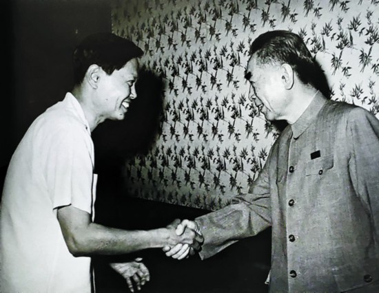 1971年,杨振宁与周恩来总理握手,摄于北京人民大会堂.jpg