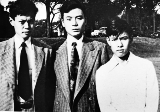 1949年,杨振宁(左)邓稼先(中)杨振平(右)于芝加哥大学 (选自《杨振宁文集》).jpg