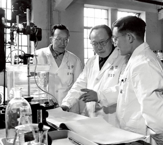 20世纪70年代,钱伟长同志(中)在进行科学实验工作.jpg