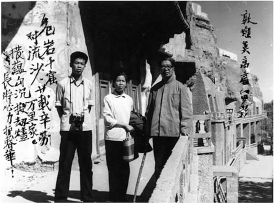 1982年8月常书鸿、李承仙、儿子常嘉煌,在敦煌莫高窟合影。常书鸿在照片上题诗赠儿子共勉。.jpg