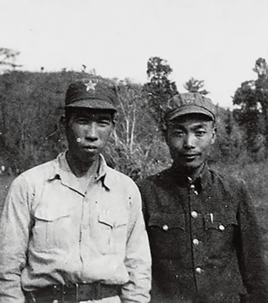 陈青山(左)与15兵团首批偷渡部队指挥员118师参谋长苟在松合影.jpg