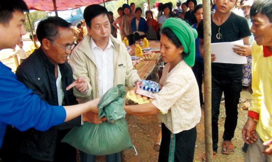 凯迪公司驻缅甸新能源项目组杜式新顾问(左三)正在向缅甸受灾难民发放救灾物资.jpg