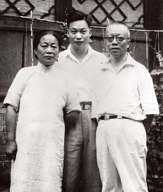 1937年,钱三强和父母合照.jpg