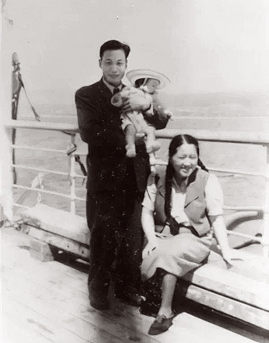 1948年,钱三强、何泽慧夫妇及女儿在回国的轮船上.jpg