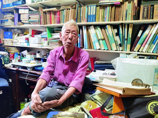 1书房中的韩宝林.jpg