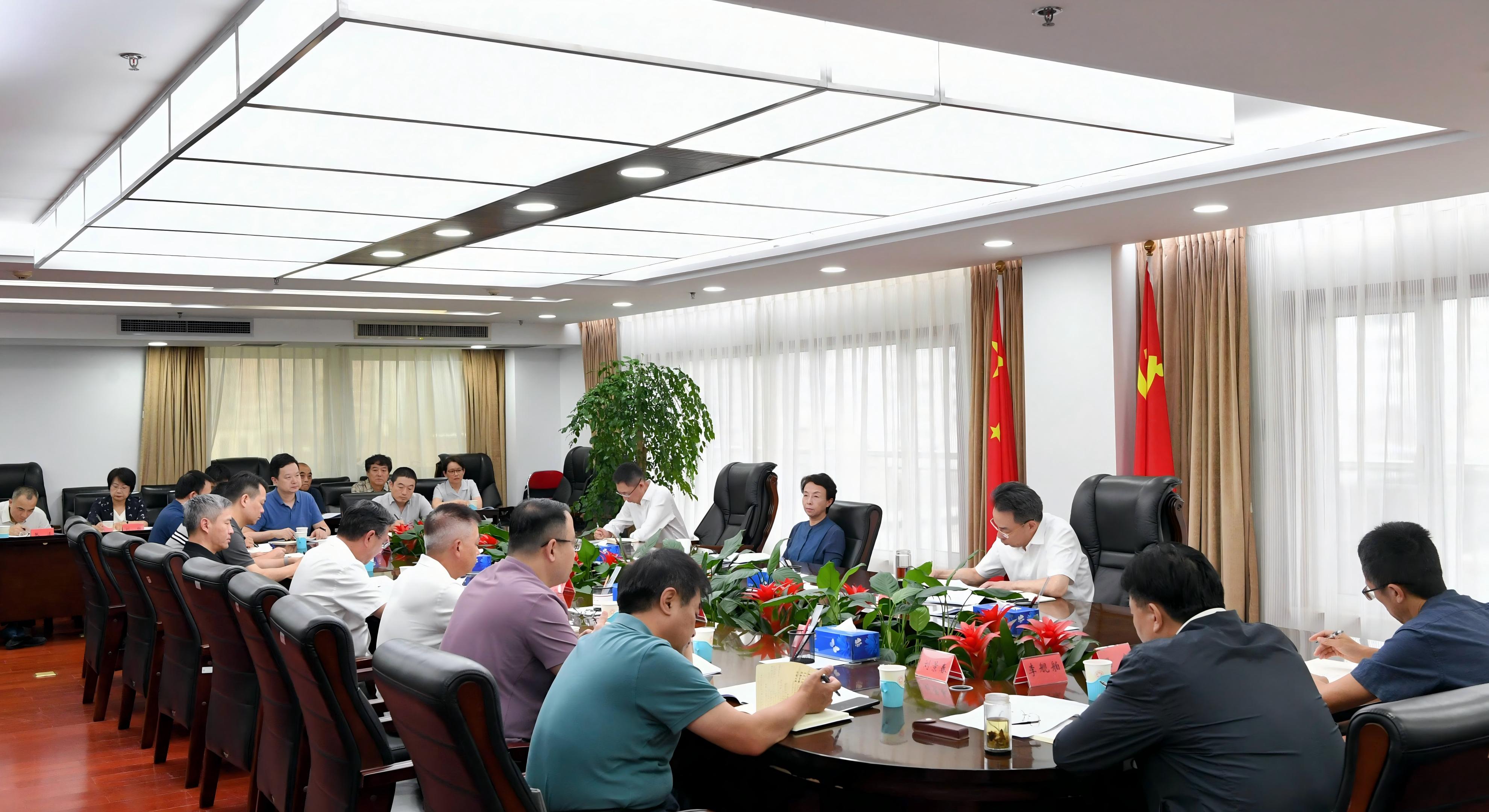 召开党组理论学习中心组（扩大）学习暨深入贯彻中央八项规定精神学习教育总结会