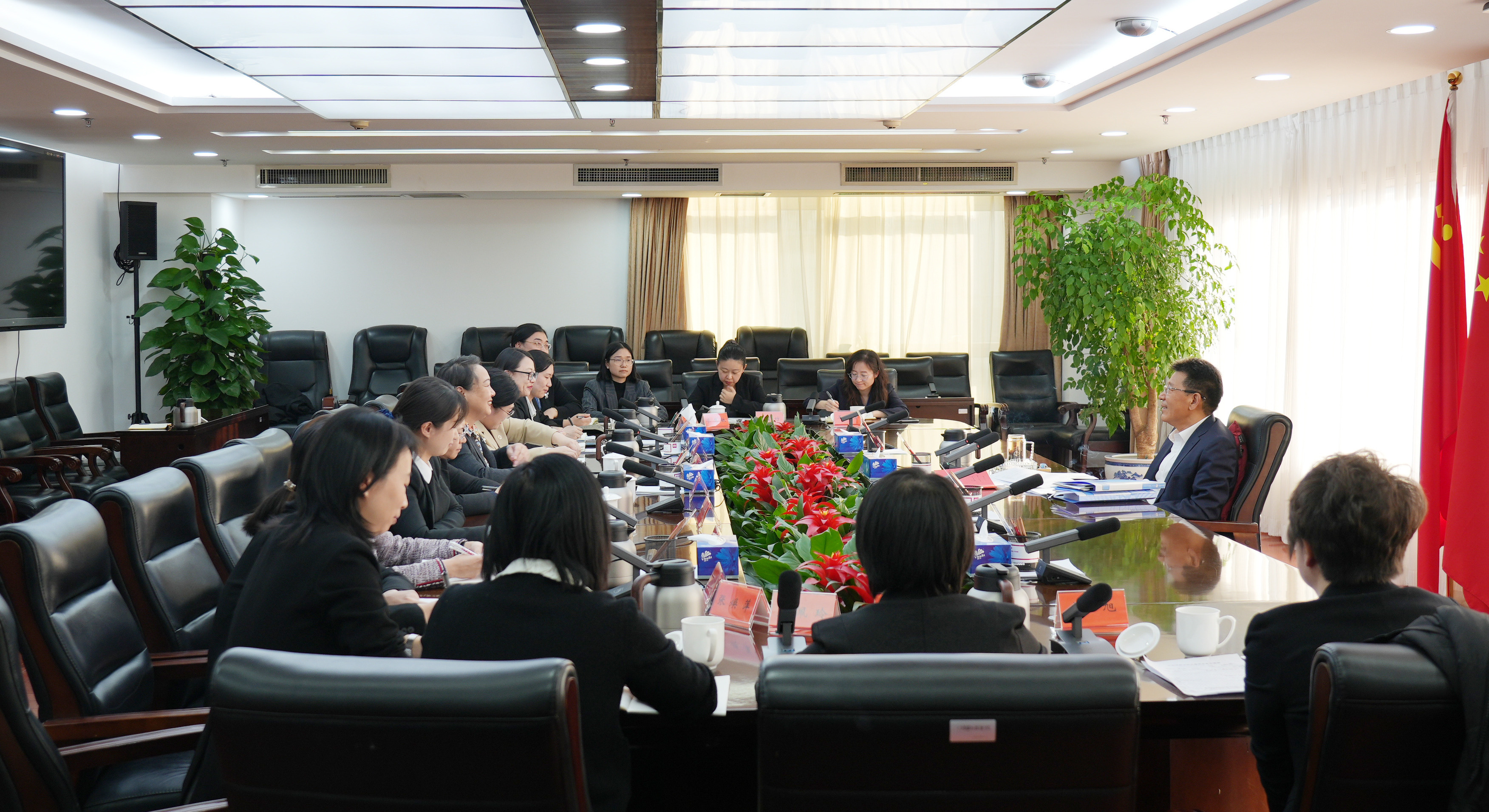 王灵桂主持召开妇女代表座谈会