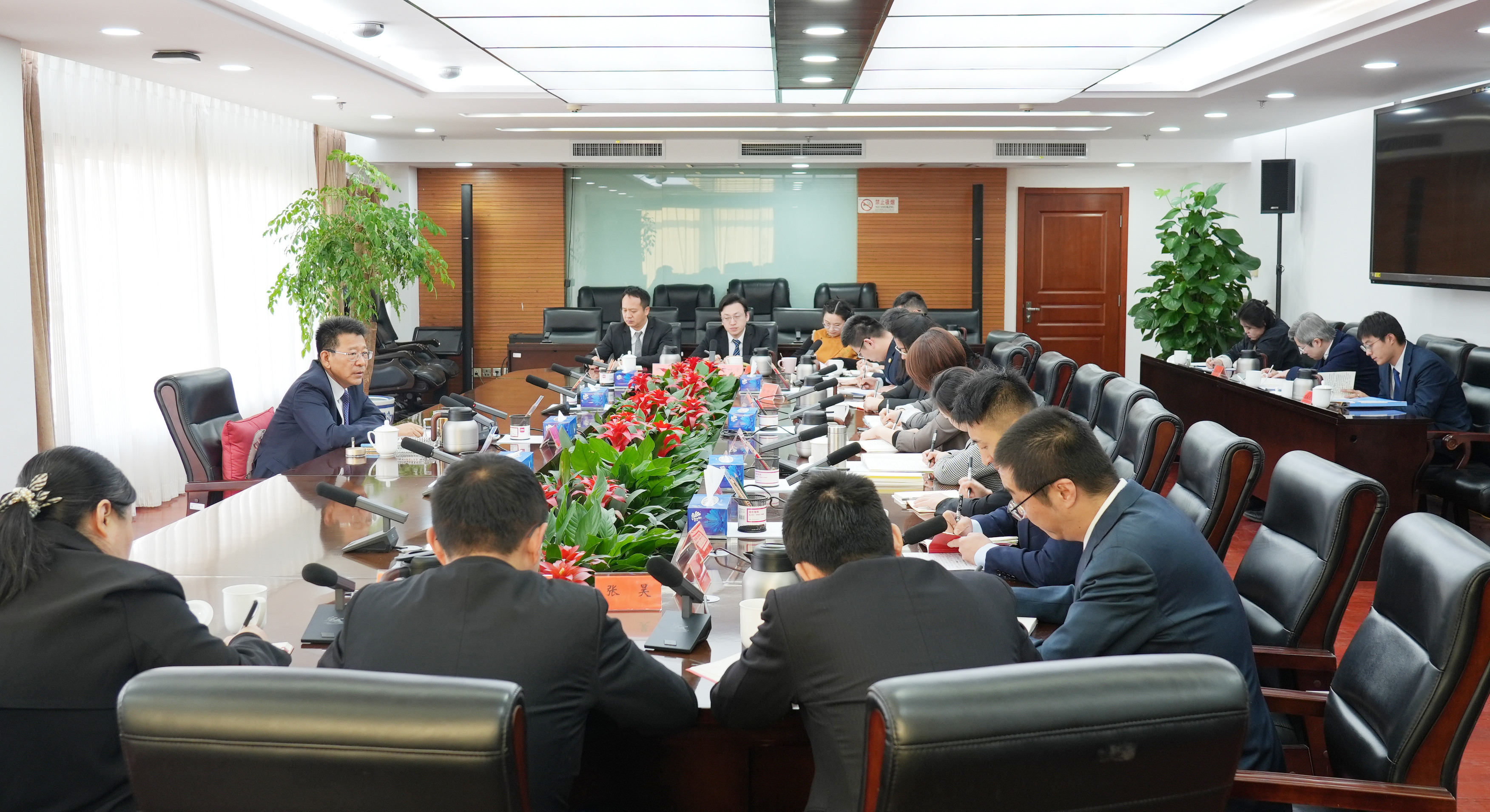 王灵桂主持召开副处长及调研员代表座谈会