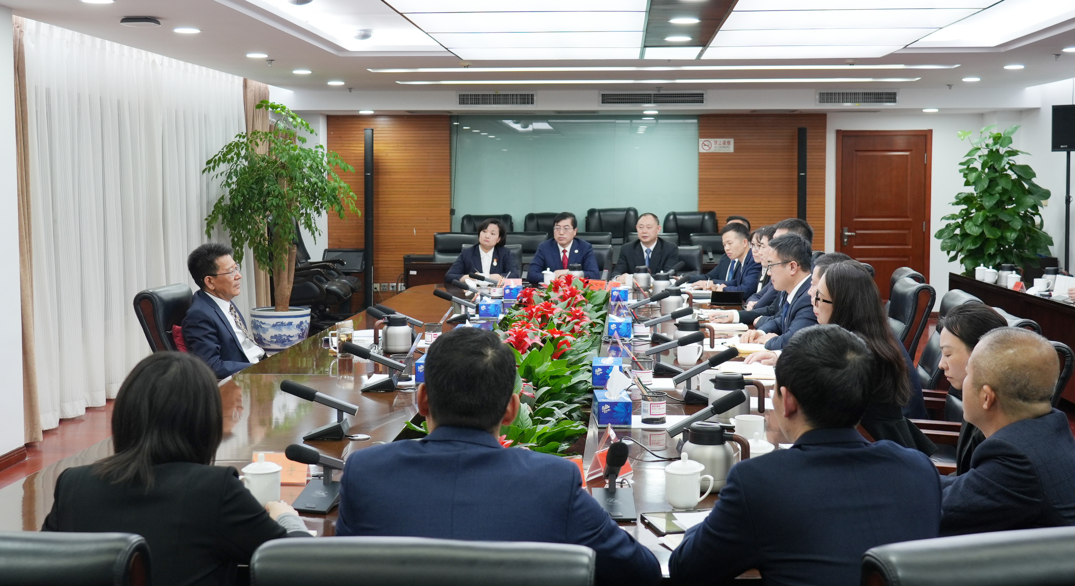 王灵桂主持召开军转干部代表座谈会