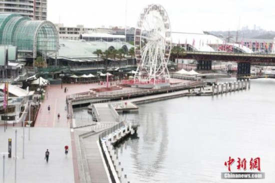 当地时间4月1日,悉尼达令港冷冷清清,偶见几个路人。随着澳大利亚新冠肺炎确诊病例数不断增多,悉尼市实行了严格的疫情防控措施,许多店铺关门,民众减少不必要的外出。<a target='_blank' data-cke-saved-href='http://www.chinanews.com/' href='http://www.chinanews.com/'><p align=