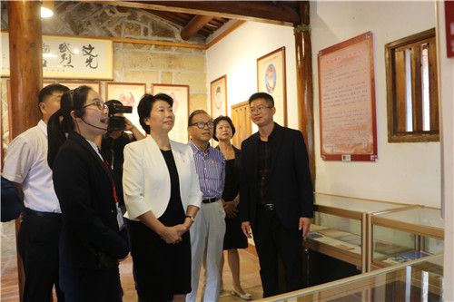1参观故居.jpg