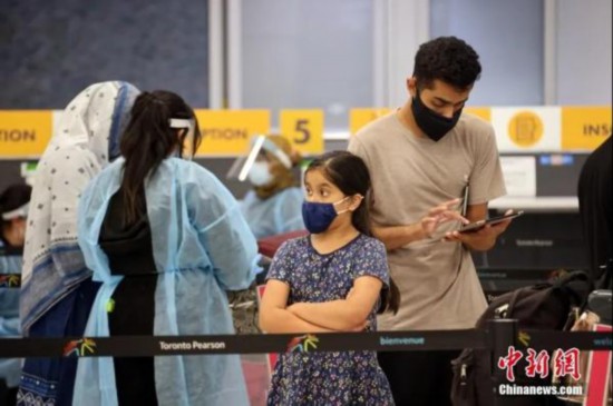 资料图:当地时间9月7日,加拿大多伦多皮尔逊国际机场,刚入境的国际旅客排队办理手续。中新社记者 余瑞冬 摄