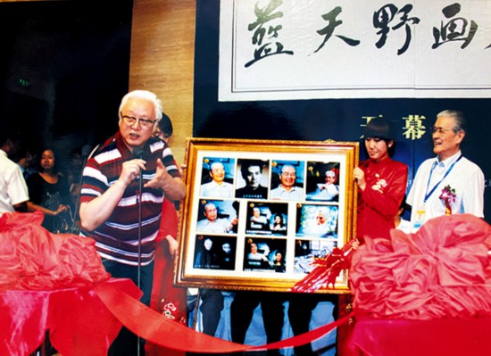 2011年 ，蓝天野画展在中国美术馆举办，李燕在开幕式上向蓝天野赠送珍贵照片。.jpg