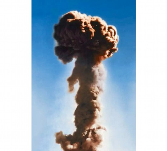 1964年10月16日，我国第一颗原子弹爆炸产生的蘑菇云.jpg