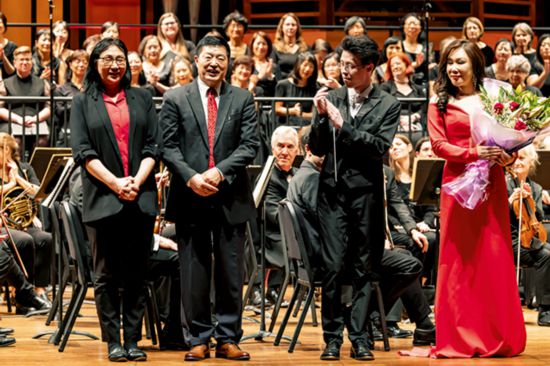 （黄晓枫（左二）和太太田畦（音乐会市场经理））第四位置Photo09.jpg