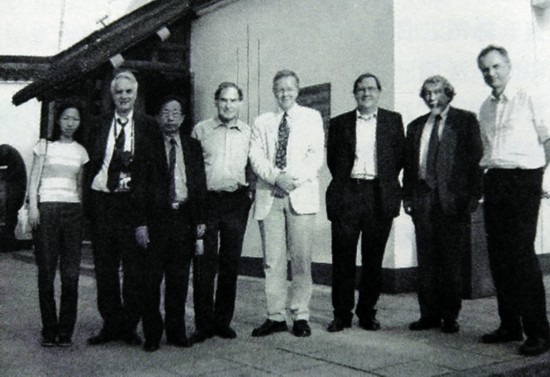 陈清泉和参加浦东国际高级论坛的剑桥大学6位教授合影（2002年左三）.jpg