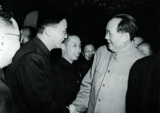 （第一位置）1958年毛主席与华罗庚握手.jpg